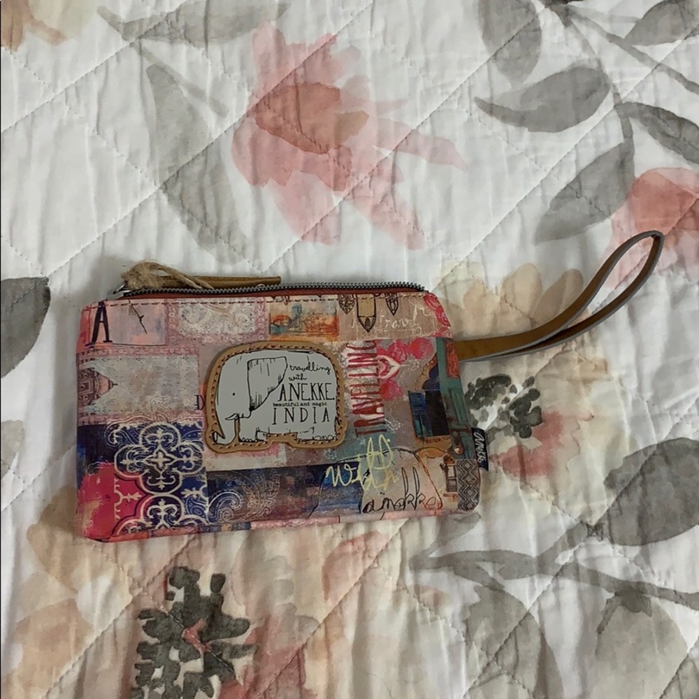 Traveling with Anekke pouch
